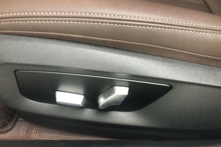 宝马5系 2023款 改款 530Li 领先型 M运动套装中控内饰7005