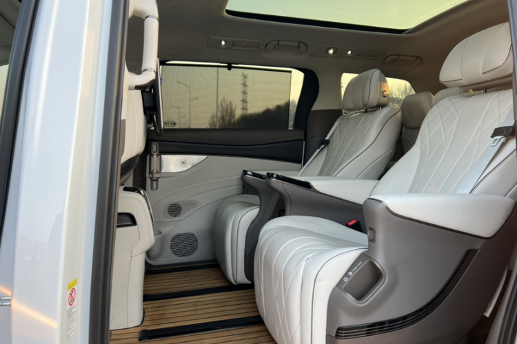 腾势D9 2022款 DM-i 970 四驱旗舰型中控内饰7004