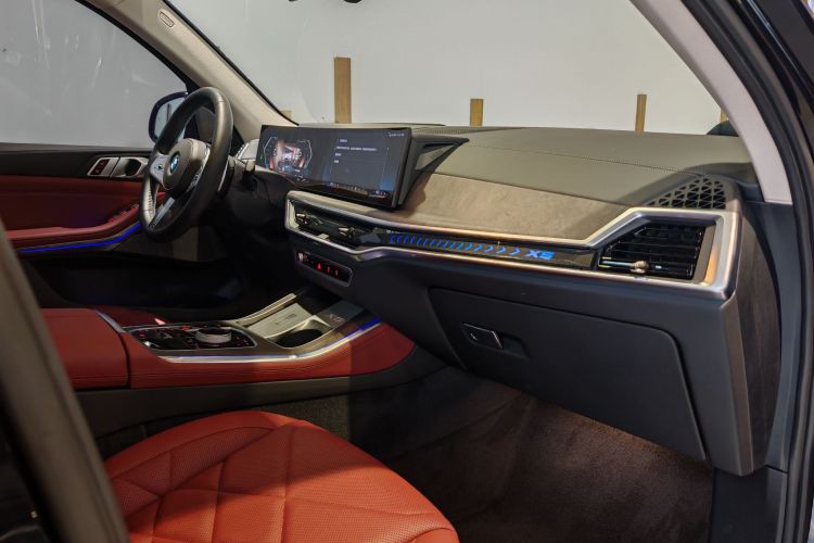 宝马X5 2023款 xDrive 30Li 尊享型M运动曜夜套装中控内饰7005