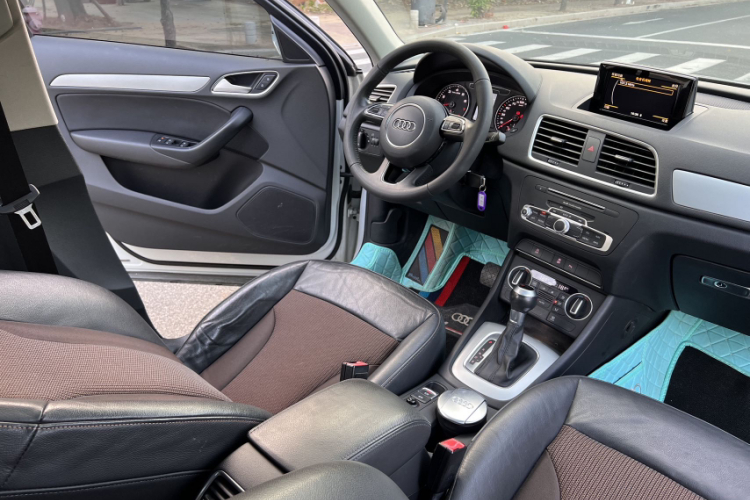 奥迪Q3 2017款 30 TFSI 时尚型中控内饰7010