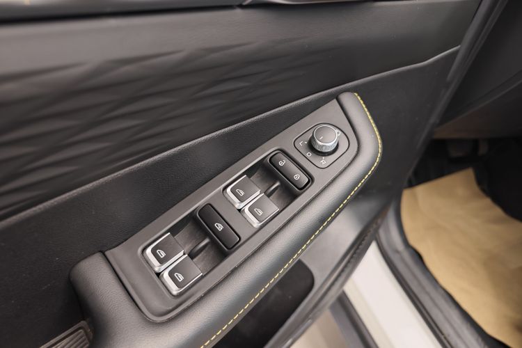 吉利汽车 2025款 缤越L 1.5TD DCT星耀中控内饰7001