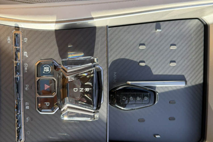 腾势Z9GT 2024款 1100四驱Max版局部细节9008