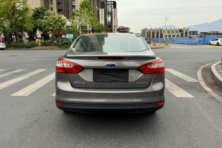 福特 福克斯 2012款 三厢 1.6L 自动风尚型车身外观6004