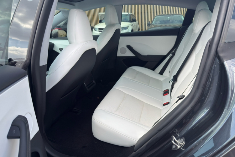 特斯拉 Model 3 2023款 长续航全轮驱动版中控内饰7002