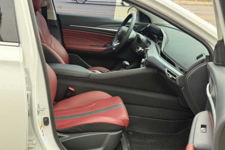 长安 逸动 2021款 PLUS 蓝鲸NE 1.4T GDI DCT尊贵型局部细节19