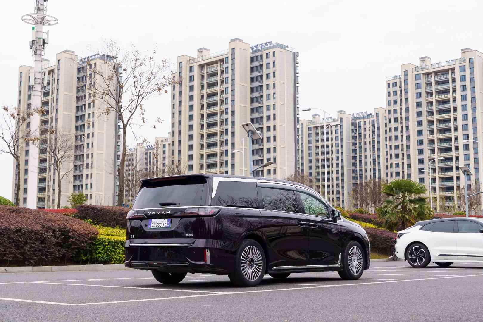 岚图汽车 岚图梦想家 2025款 PHEV 四驱尊贵鲲鹏版(5)