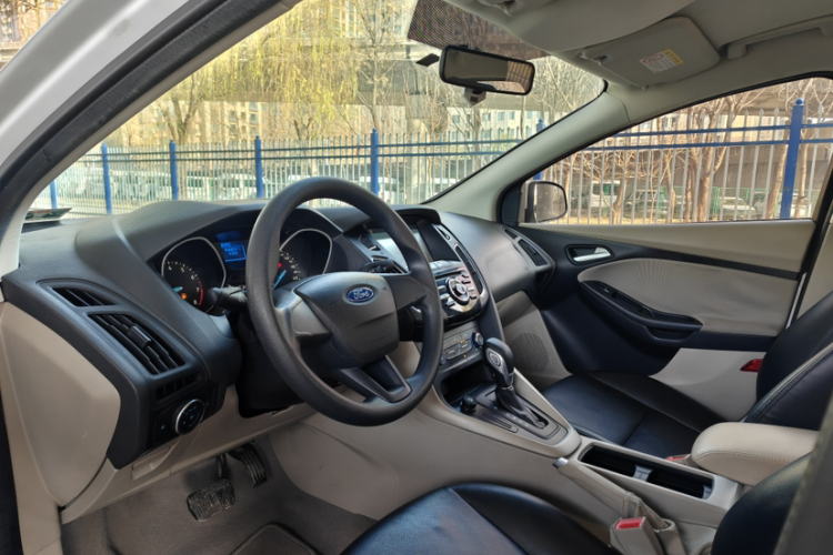 福特 福克斯 2015款 三厢 1.6L 自动舒适型中控内饰7007