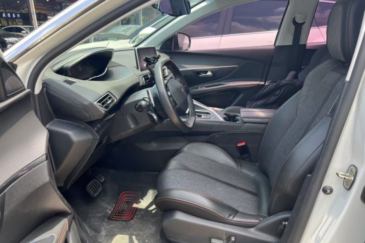 标致5008 2017款 350THP 7座精英版中控内饰7002