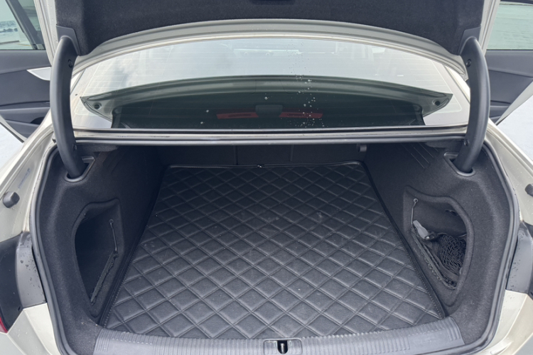 奥迪A4L 2018款 30周年年型 40 TFSI 时尚型局部细节23