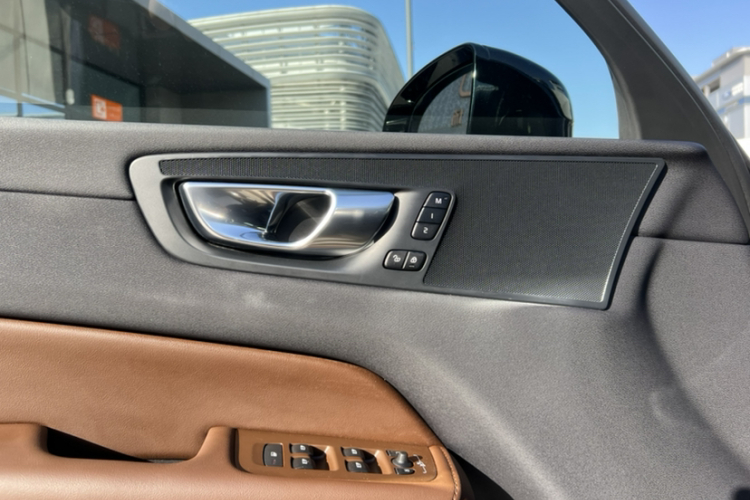 沃尔沃XC60 2025款 B5 四驱智逸豪华版中控内饰7007