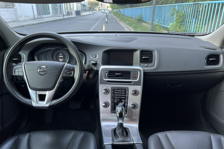 沃尔沃S60 2019款 S60L 改款 T5 智进进阶版中控内饰7007