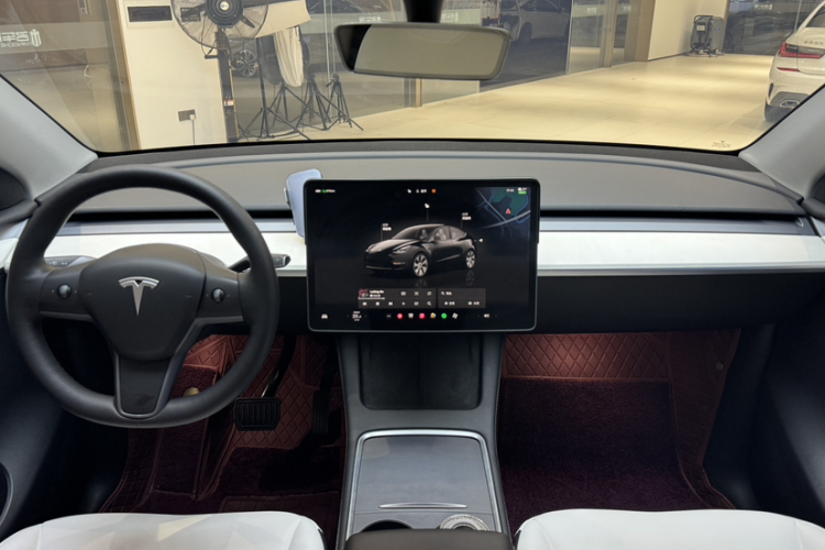 特斯拉 Model Y 2022款 长续航全轮驱动版中控内饰7004