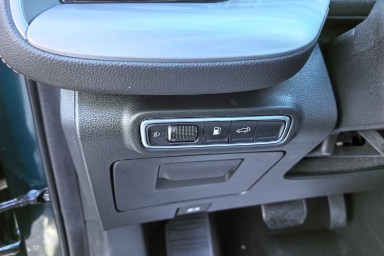 广汽传祺 传祺GS8 2022款 领航系列 2.0TGDI 两驱豪华智联版（七座）中控内饰7012