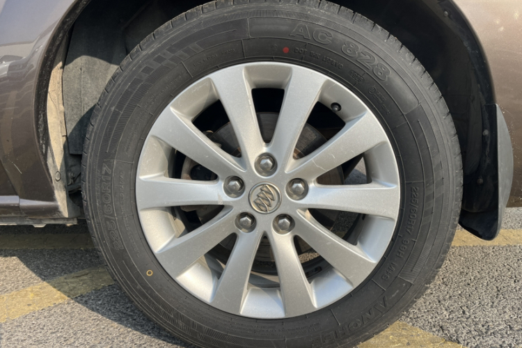 别克GL8 2014款 2.4L 行政版车身外观6005