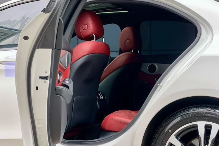 奔驰C级 2017款 改款 C 200 运动版中控内饰7003