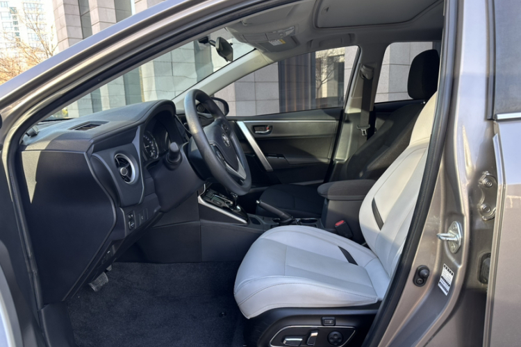 丰田 卡罗拉双擎E+ 2020款 1.8L E-CVT舒适版中控内饰7004