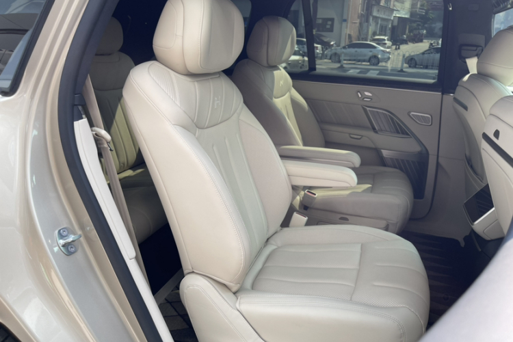 乐道L90 2025款 Ultra 六座版中控内饰7012