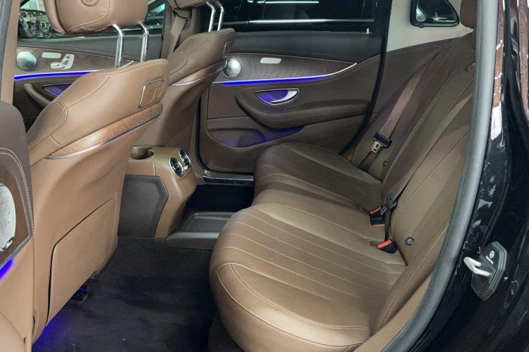 奔驰E级 2017款 E 300 L 豪华型中控内饰7002