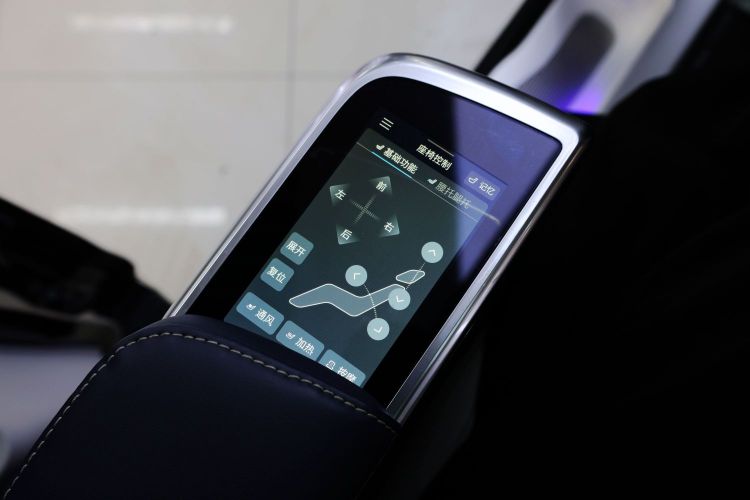 上汽大通MAXUS 大通G90 2022款 2.0T 星际七座版局部细节9002