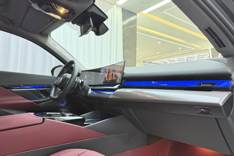 宝马5系 2024款 530Li 领先型 M运动套装中控内饰7001