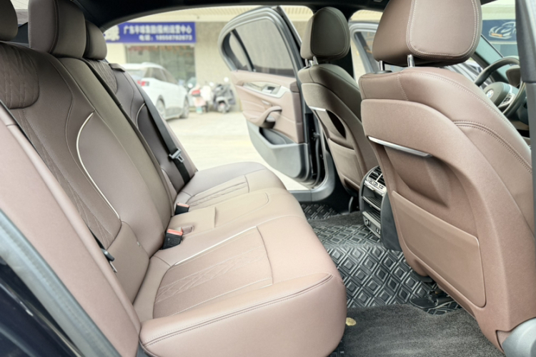 宝马5系 2022款 改款 525Li M运动套装中控内饰7003