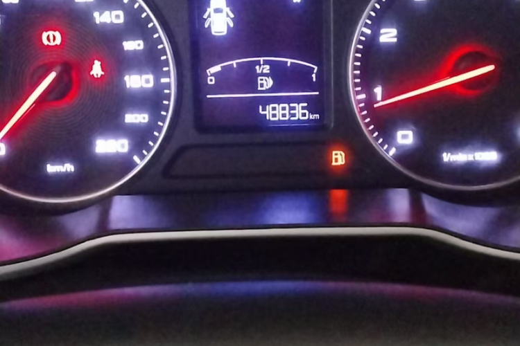 名爵ZS 2020款 全球百万畅销款 1.5L 手动65寸巨幕天窗版中控内饰15