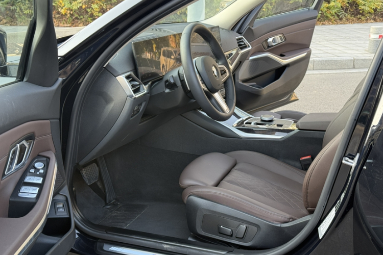 宝马3系 2024款 325Li M运动套装中控内饰7003