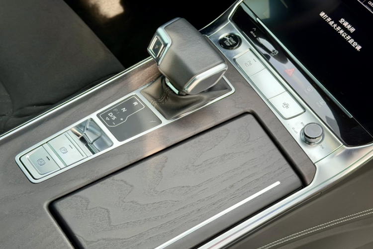 奥迪A6L 2023款 改款 55 TFSI quattro 尊享动感型中控内饰7005