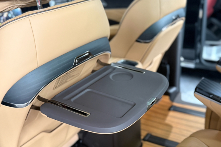 腾势D9 2024款 DM-i 980 四驱尊荣型中控内饰7011