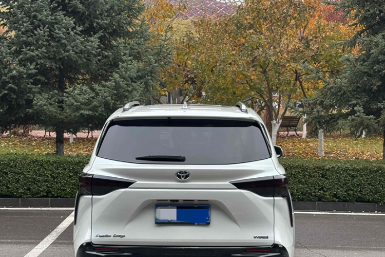 丰田 格瑞维亚 2023款 2.5L混动 旗舰VIP版中控内饰7001