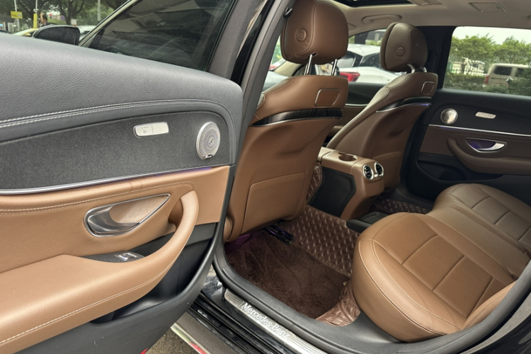 奔驰E级 2019款 E 200 L 运动型中控内饰7003