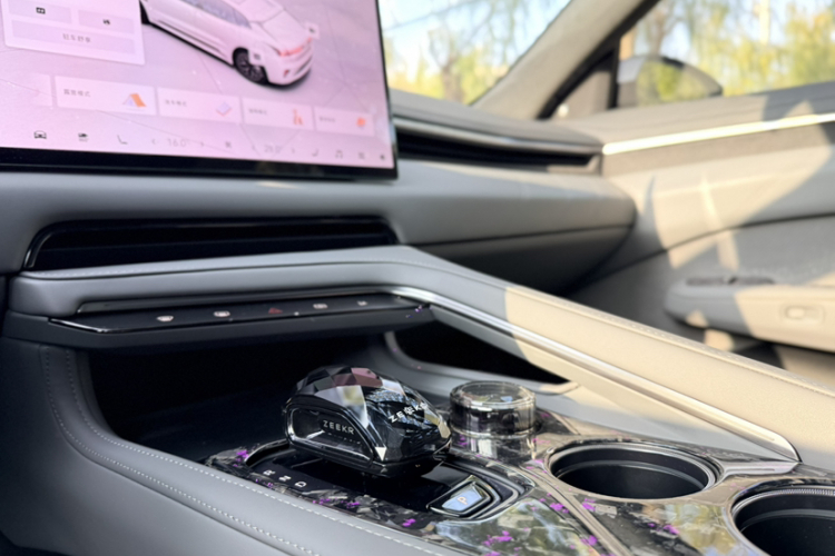 极氪001 2025款 WE版 100kWh 后驱中控内饰7010