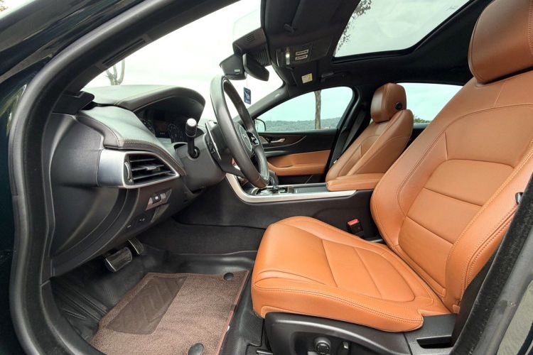 捷豹XEL 2024款 2.0T 250PS R-DYNAMIC S耀黑运动版中控内饰7002