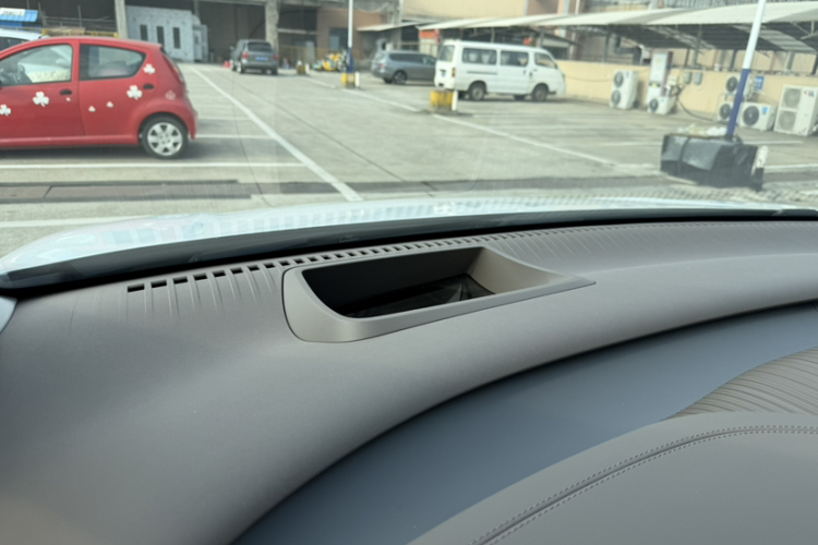 腾势D9 2022款 DM-i 970 四驱尊荣型局部细节9005