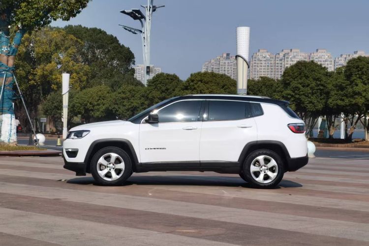 Jeep 指南者 2020款 220T 自动精英版车身外观6006