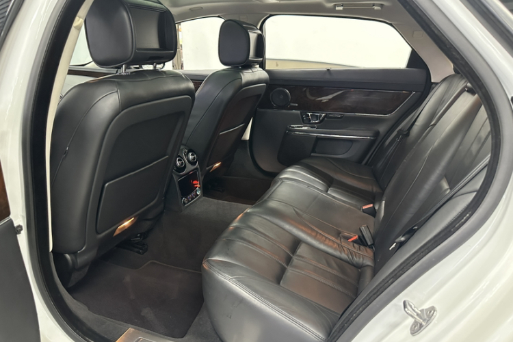 捷豹XJ 2015款  XJL 3.0 SC 两驱全景商务版中控内饰7012