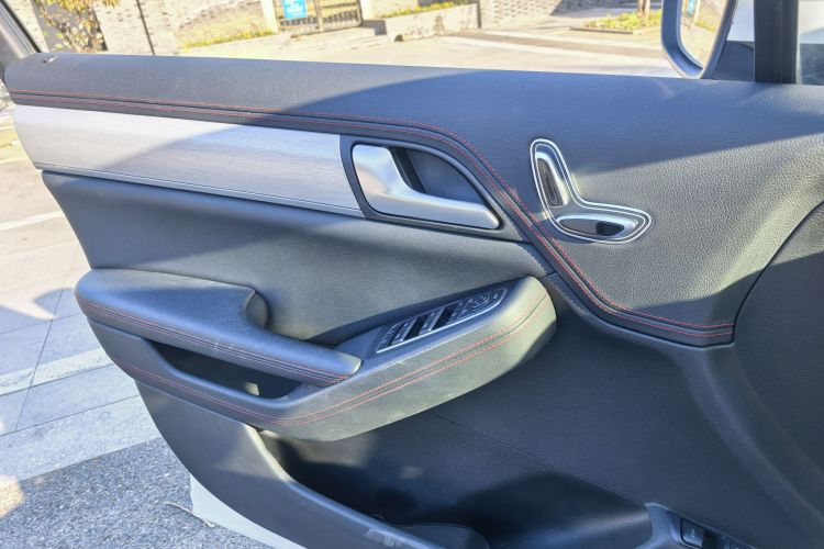 比亚迪 唐新能源 2018款 DM 2.0T 全时四驱智联创睿型 7座 国V中控内饰7002