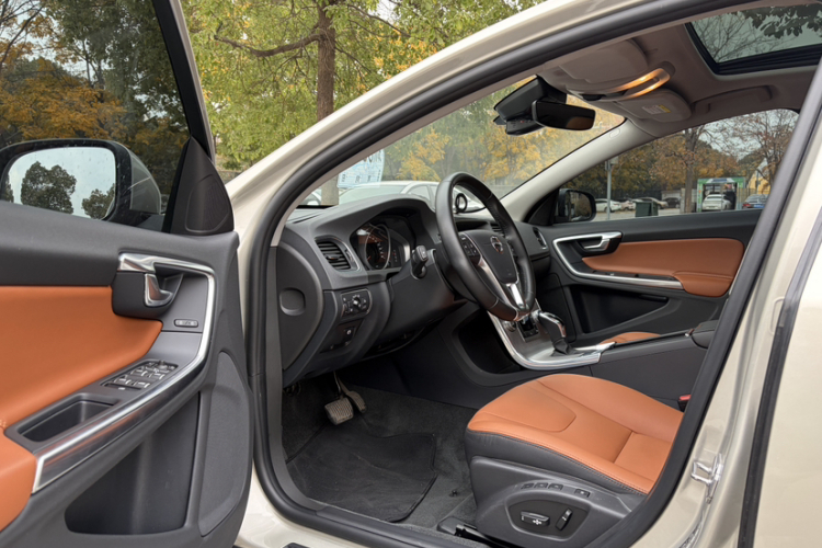 沃尔沃S60 2019款 S60L 改款 T5 智进进阶版中控内饰7002