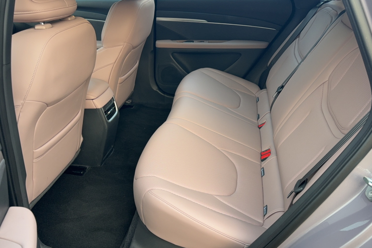 小鹏MONA M03 2025款 600 超长续航 Max中控内饰7003