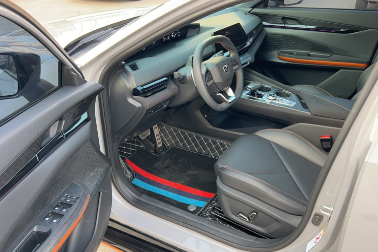 长安UNI-V 2022款 1.5T 运动版中控内饰7002