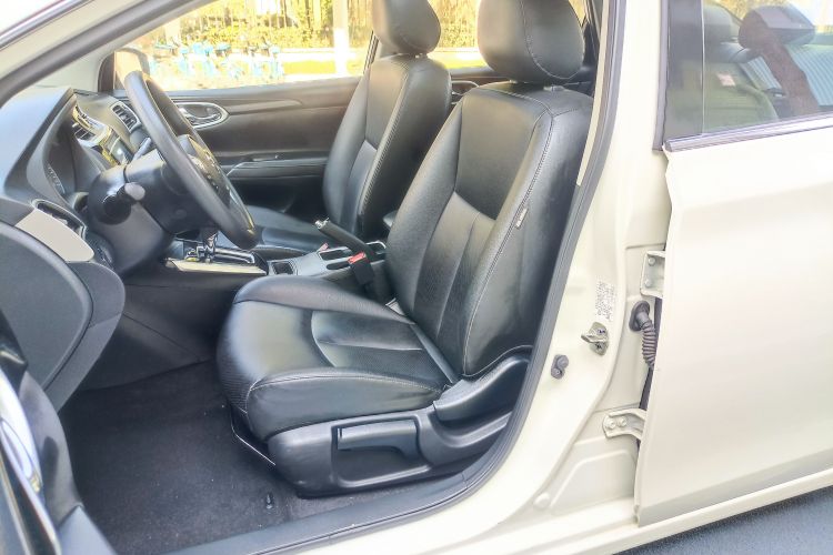 日产 轩逸 2024款 经典 1.6XL CVT豪华版中控内饰7010