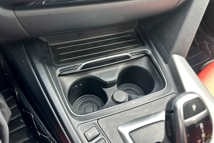 宝马3系 2019款 320i M运动曜夜版局部细节9001