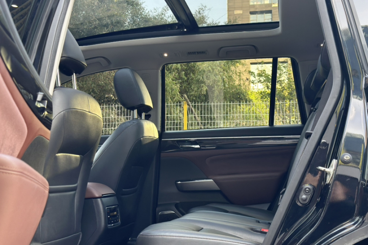 广汽传祺 传祺GS8 2017款 320T 两驱豪华智联版（七座）中控内饰7005