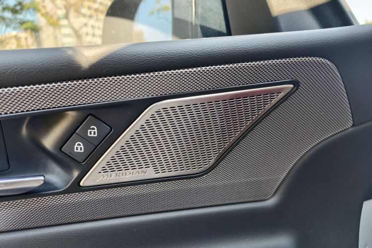 捷豹XEL 2024款 2.0T 250PS R-DYNAMIC S进取运动版中控内饰7004