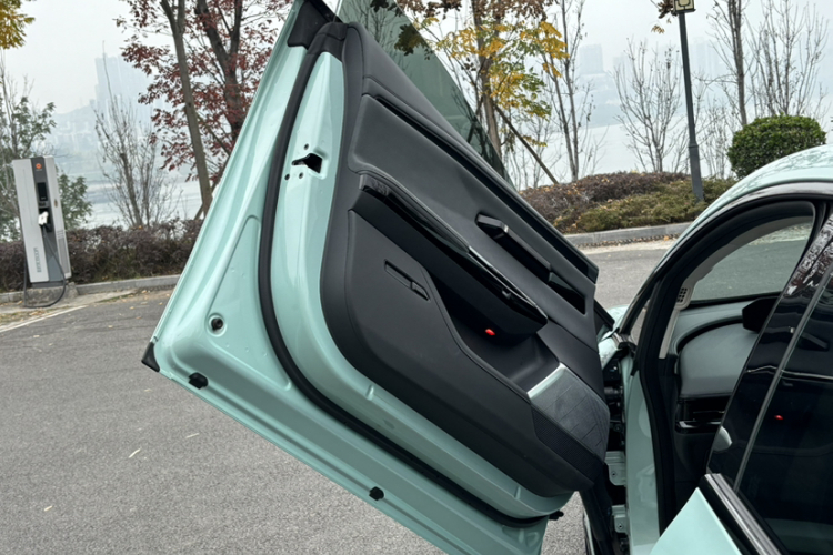 昊铂GT 2023款  710后驱超充七翼版车身外观6015