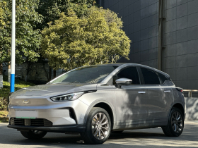 吉利几何C 2022款 蓝莓C400