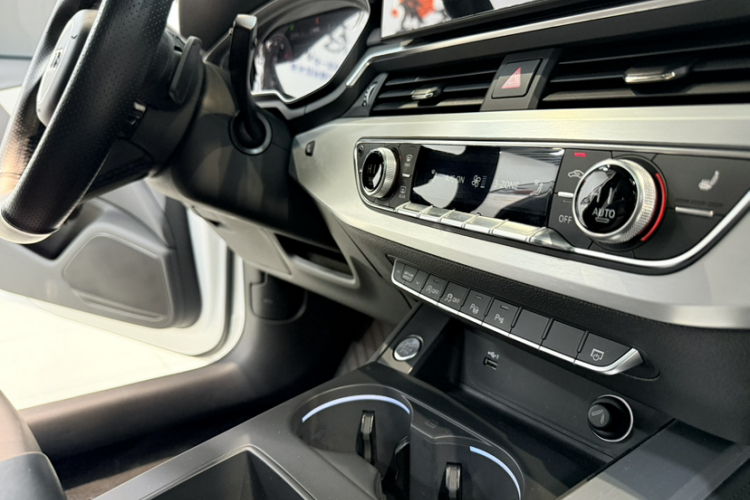 奥迪A4L 2020款 40 TFSI 豪华致雅型中控内饰7006