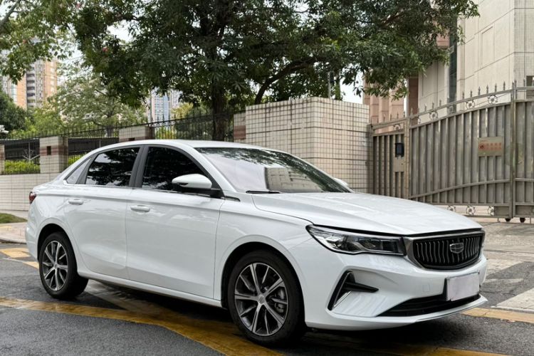 吉利汽车 帝豪 2023款 第4代冠军版 1.5L CVT尊贵型车身外观6006