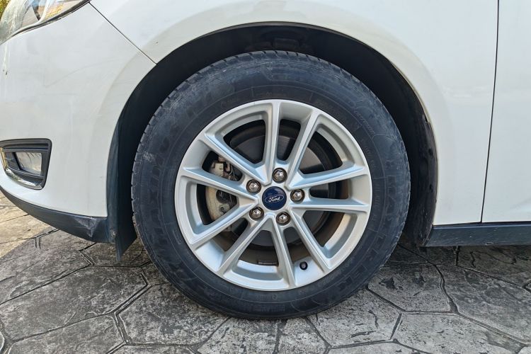 福特 福克斯 2017款 三厢 1.6L 自动风尚型智行版车身外观6008