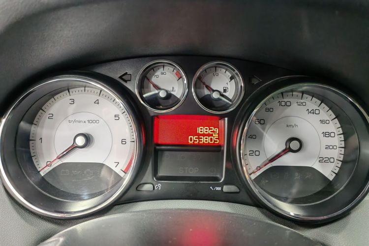 标致308 2014款 乐享版 经典 1.6L 手动风尚型中控内饰15